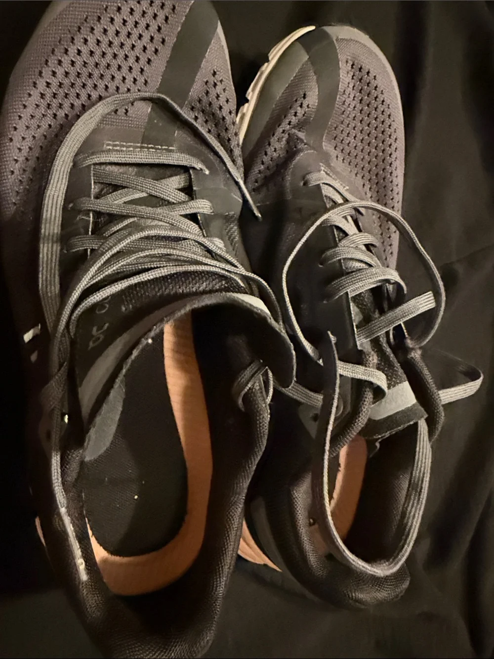 On Cloud X athletic training sneaker in a sleek grey mesh upper with contrasting
